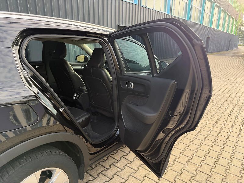 Volvo XC40 2,0 D D4 AWD Momentum - fotka 16 z 33