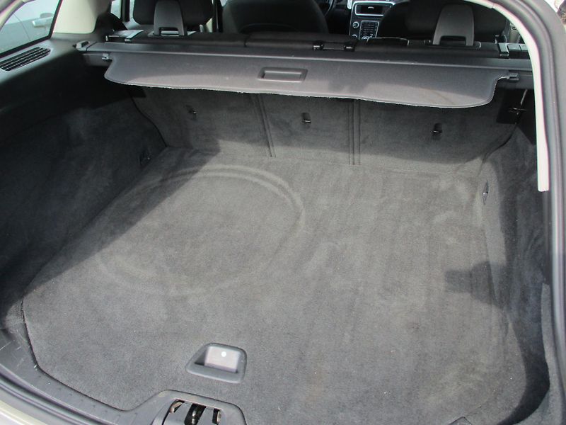 Volvo V60 (2015) combi D4 1,6 TD - fotka 9 z 11