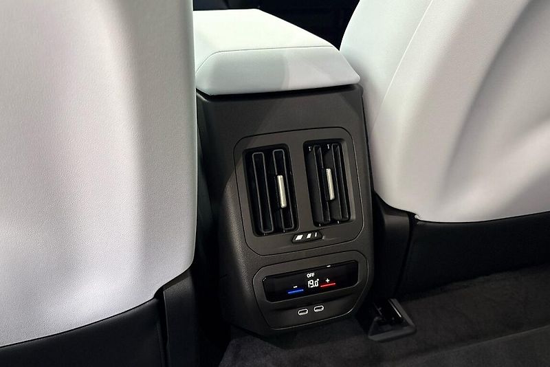 BMW i3 50 xDrive Sedan - fotka 25 z 27