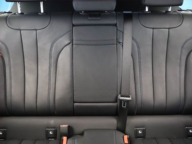 BMW Řada 5 (2021) M Sport 530d xDrive - fotka 8 z 21