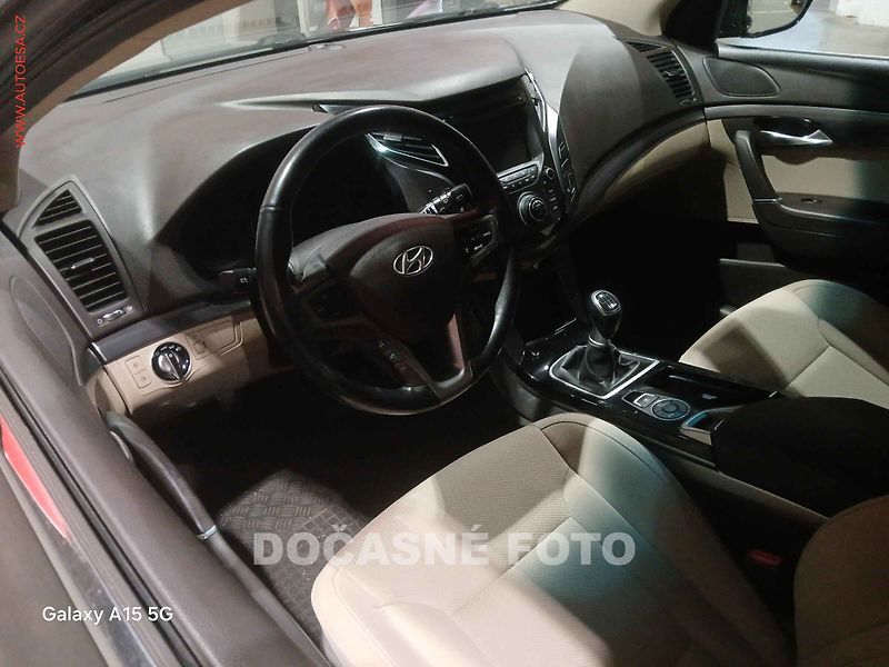 Hyundai i40 (2012) 1.7 CRDi, ČR, navi, xenon - fotka 3 z 3