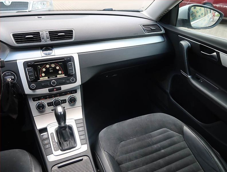 Volkswagen Passat (2014) 2.0 TDI, Automat, Navi - fotka 8 z 23
