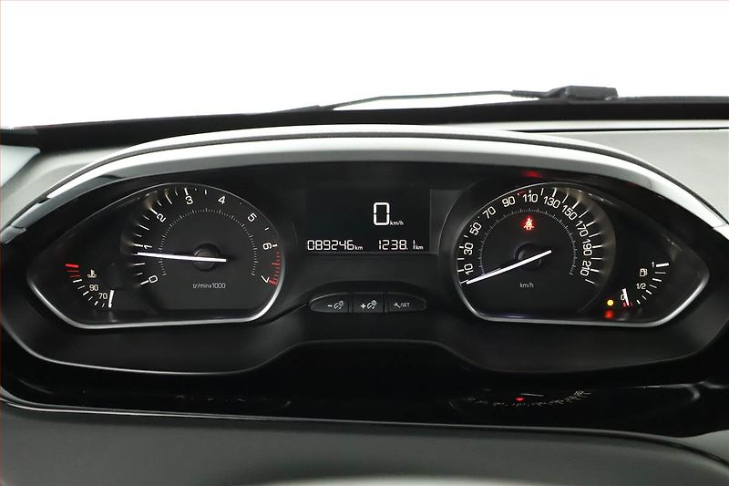Peugeot 208 (2018) Active 1.2 PureTech, ČR,1.maj - fotka 9 z 14