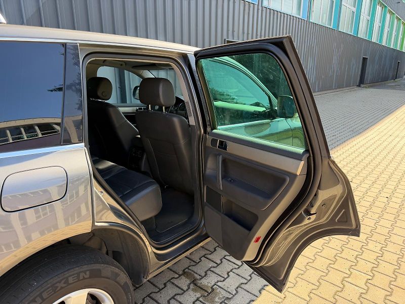 Volkswagen Touareg 3,0 TDi V6 4-motion /servis.k. - fotka 16 z 33