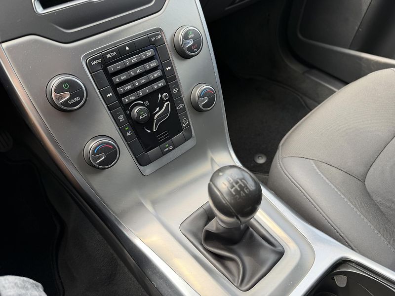 Volvo XC70 2.4 D4 4X4 MANUAL SERVISKA - fotka 24 z 45