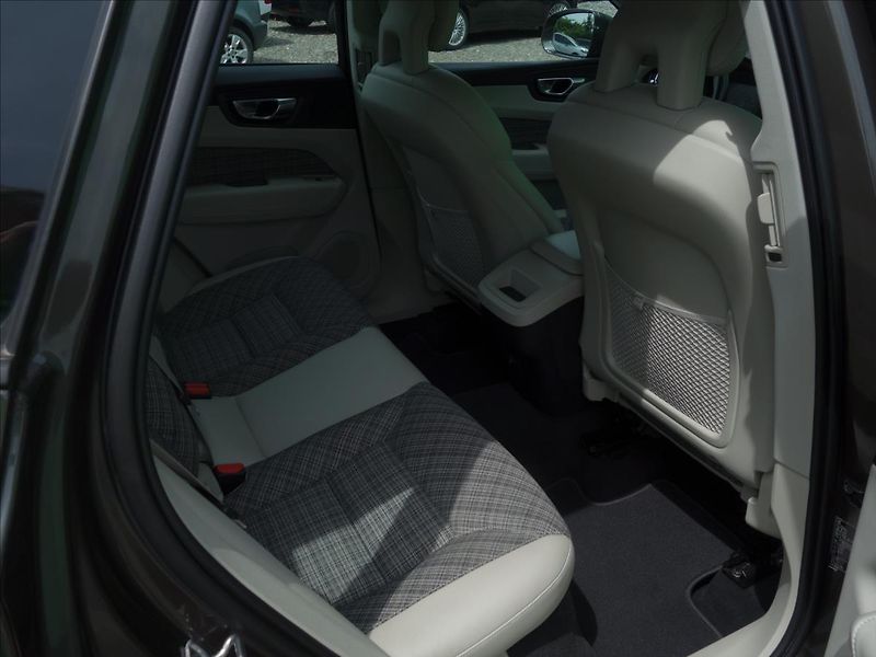 Volvo XC60 2,0 140kW 4x4 MOMENTUM - fotka 30 z 73