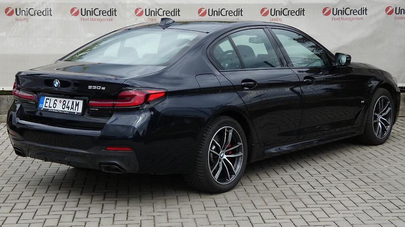 BMW Řada 5 530e - fotka 3 z 28