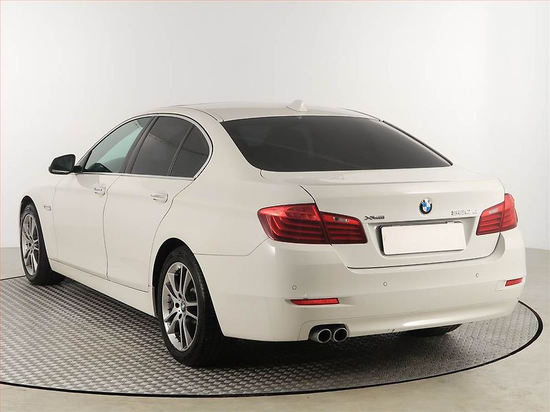 BMW Řada 5 (2013) 520d xDrive, 4X4, Automat - fotka 4 z 20