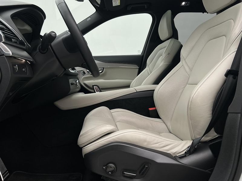Volvo XC90 B5 AWD R-DESIGN 7 MÍST AUT - fotka 3 z 48