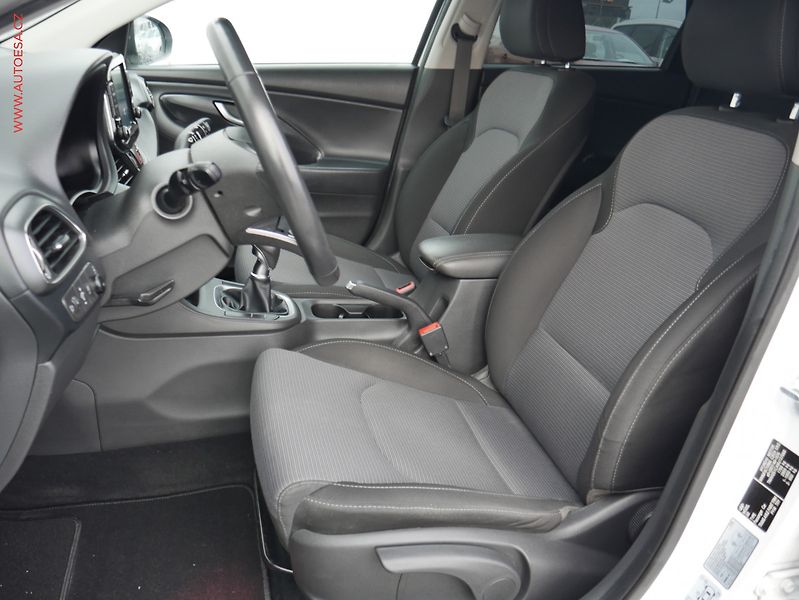Hyundai i30 (2020) 1.5 DPi, ČR, Comfort, kamera - fotka 9 z 21