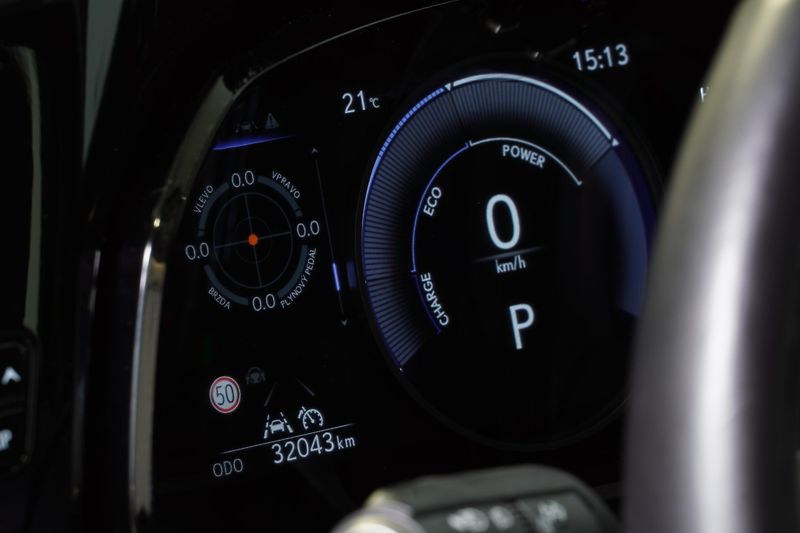 Lexus NX 350h 1.MAJ,DPH,Kamera,El.kufr - fotka 15 z 28