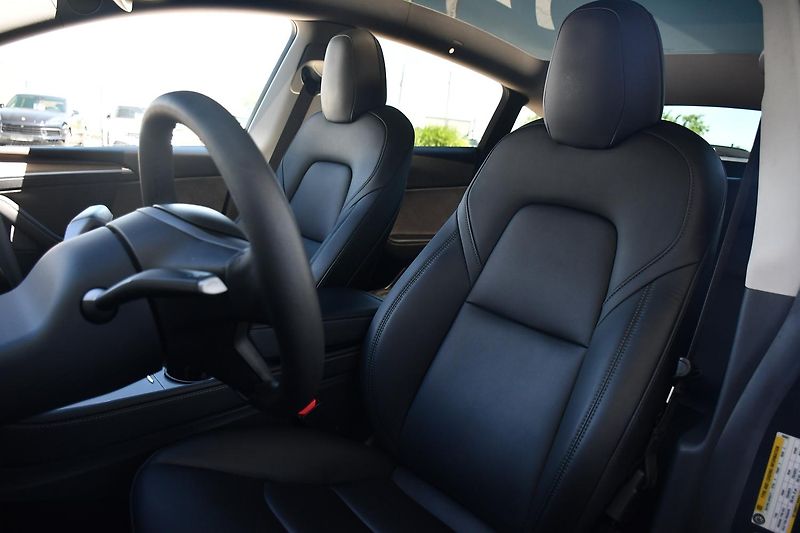Tesla Model Y LONG RANGE DUAL MOTOR  - fotka 11 z 46