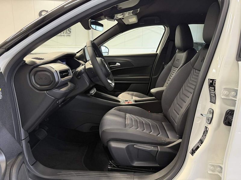 Jeep Avenger (2026) Altitude 1.2 Turbo e-Hybrid 11 - fotka 11 z 16