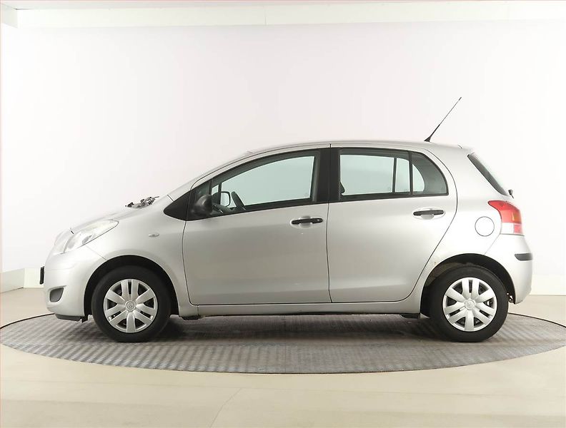 Toyota Yaris (2010) 1.0 VVT-i, Serv.kniha - fotka 3 z 15
