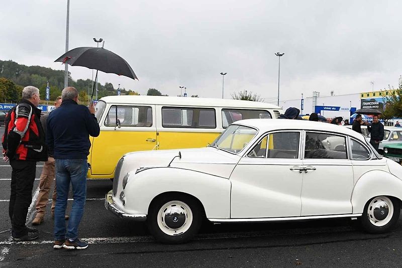 Michal Kerner si během pandemie covid-19 a lockdownů pěkně opravoval trabanta. Dnes spolu s manželkou Lenkou mohou hrdě objíždět srazy veteránů, kde vzbuzují zaslouženou pozornost.