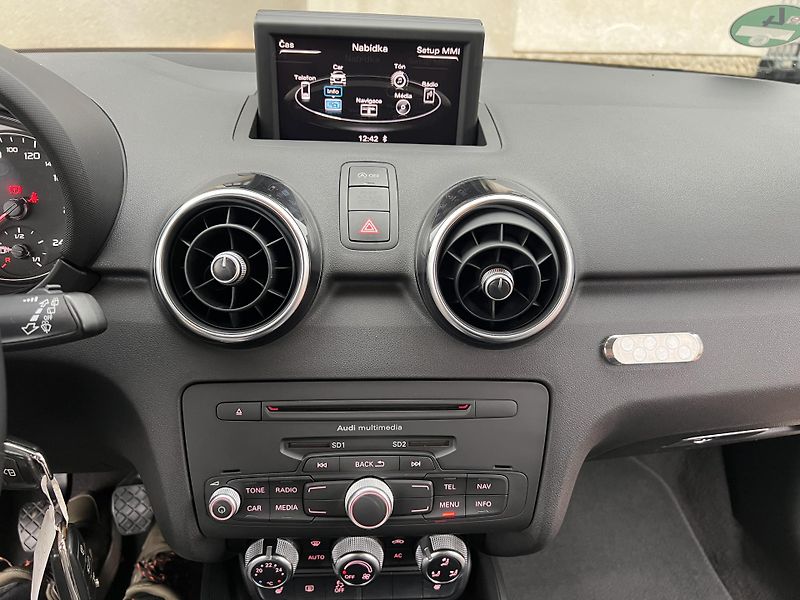Audi A1 1.2TFSI 63KW,KůŽE,NAVI,2xALU - fotka 33 z 42
