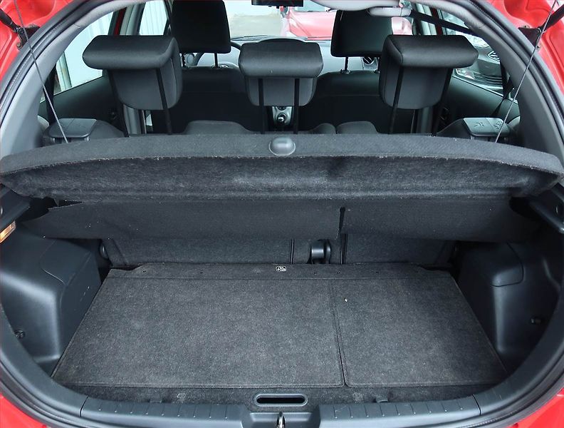 Toyota Yaris (2007) 1.3, Serv.kniha, nová STK - fotka 13 z 16