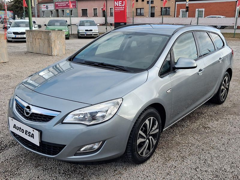 Opel Astra (2011) 1.7CDTi, AAC - fotka 3 z 15