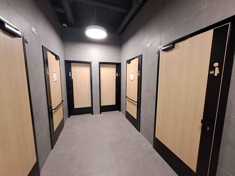 Dvě protilehlé odpočívky mezi sjezdy na Mirotice a Lety patří mezi nejmodernější a největší. Čerpačky jsou prý i technologicky nejvyspělejší v Čechách.