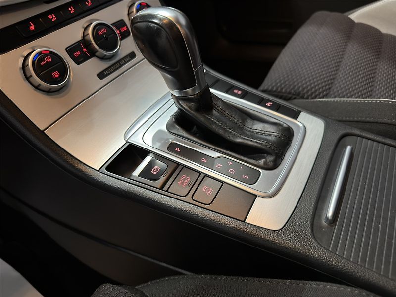 Volkswagen Passat 2,0   TDI DSG R-LINE 130kW NAV - fotka 19 z 39