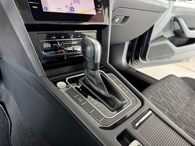 Volkswagen Passat 2,0TDI DSG*Navi*Distronic*DPH - fotka 23 z 34