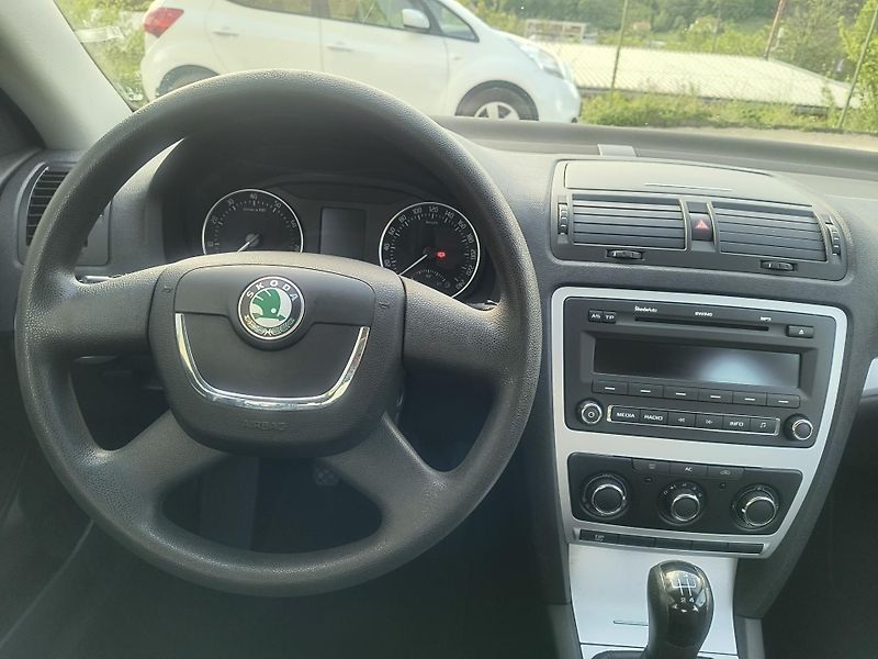 Škoda Octavia (2009) 1.6 MPi 75KW/AC/PC/PDC/TAŽNÉ - fotka 23 z 47