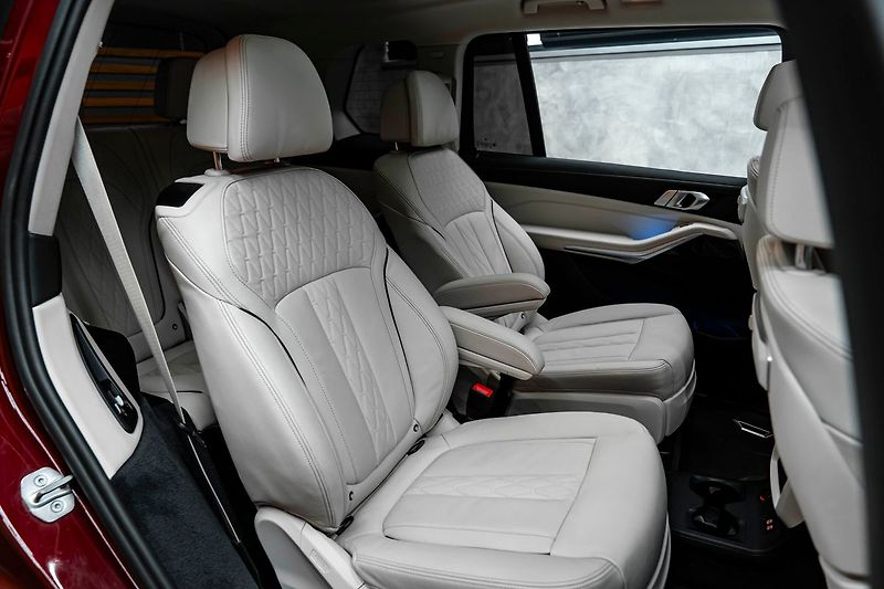 BMW X7 40i - fotka 23 z 27