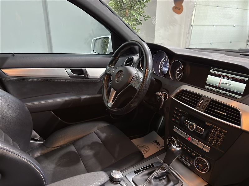 Mercedes-Benz Třídy C 2,2   250CDI 4MATIC AVANTGARDE - fotka 20 z 28