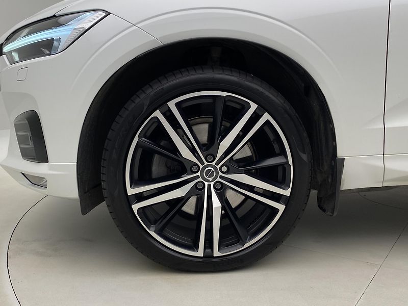 Volvo XC60 B6 AWD R-DESIGN AUT  - fotka 38 z 52