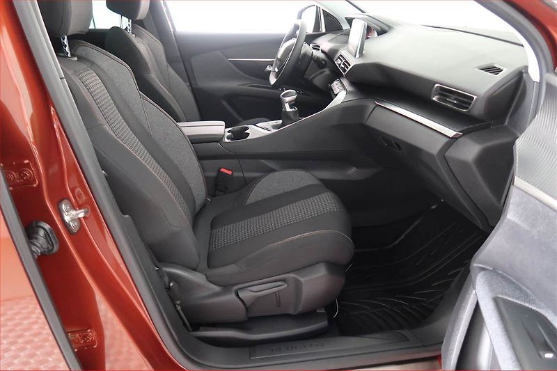 Peugeot 5008 (2021) PureTech 130, 7 MÍST - fotka 9 z 18