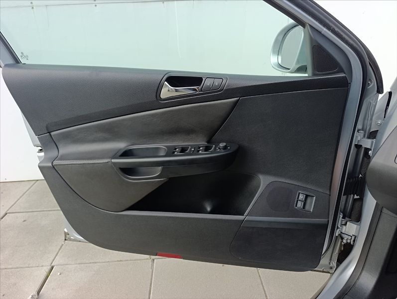 Volkswagen Passat 2,0 TDi Kůže Navigace Tažné - fotka 12 z 37