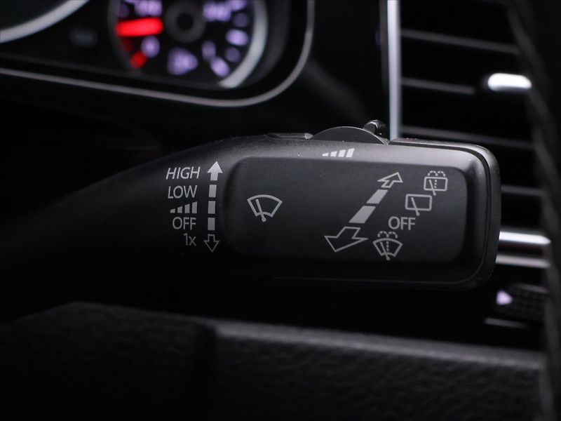 Volkswagen Touareg 3,0 TDI V6 DSG R-LINE CZ 4M - fotka 20 z 37