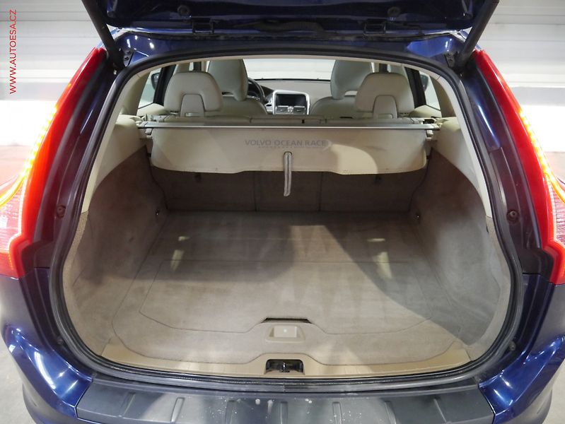 Volvo XC60 (2013) 2.4d 4x4, ČR, Xenon, kůže - fotka 7 z 15