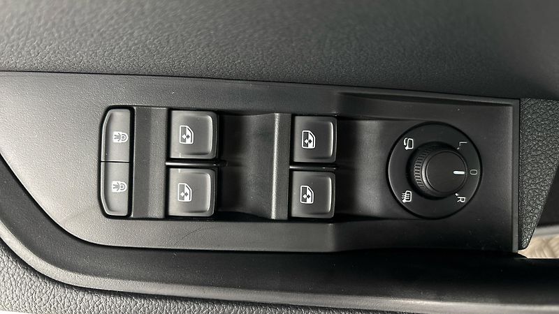 Škoda Superb 2.0 TDI Ambition Combi - fotka 21 z 25