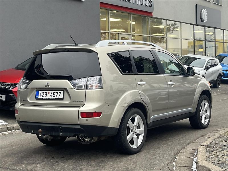 Mitsubishi Outlander 2,0 DI-D  Intense plus 4WD - fotka 5 z 18
