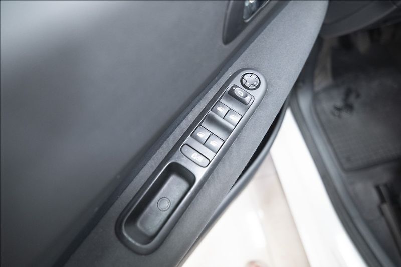 Peugeot 5008 1,6 BlueHDI 7 MÍST NOVÉ V ČR - fotka 17 z 28