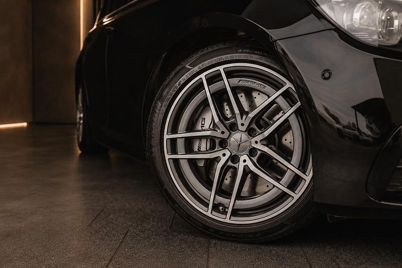 Mercedes-Benz Třídy E (2022) 53-AMG-4M-PANO-DIS-360-GTsport - fotka 7 z 14