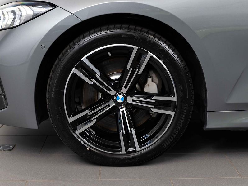 BMW Řada 3 330i xDrive Touring - fotka 6 z 21