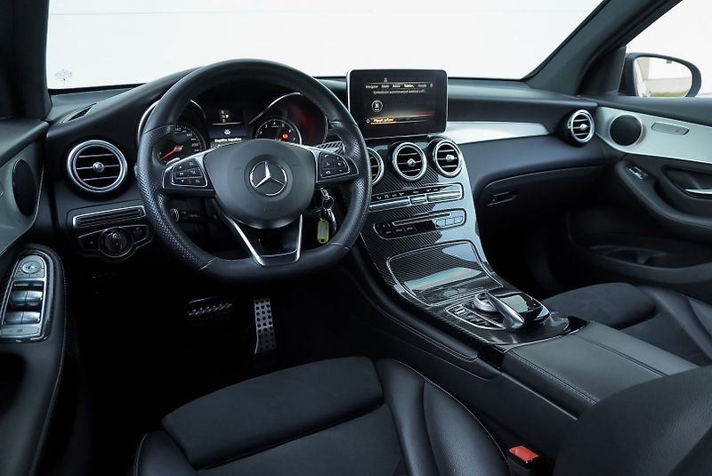 Mercedes-Benz GLC (2019) 300 4MATIC AMG - fotka 23 z 32