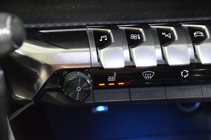 Peugeot 3008 (2020) 1.5bHDi 130 Allure - fotka 16 z 20