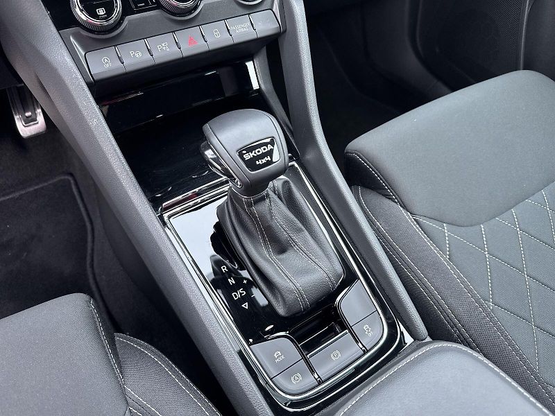 Škoda Karoq (2025) 2.0 TDI 4x4 DSG SportLine - fotka 16 z 34