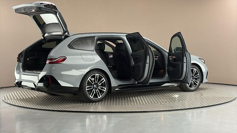 BMW i5 40 AUT eDrive M-paket Touring - fotka 6 z 33