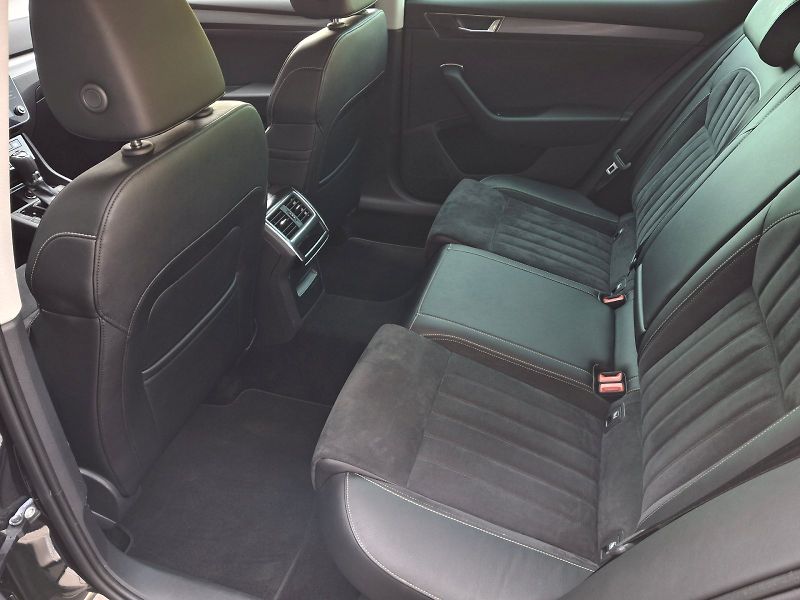 Škoda Superb (2022) Style Plus Top DSG 2,0TSi 140k - fotka 7 z 35