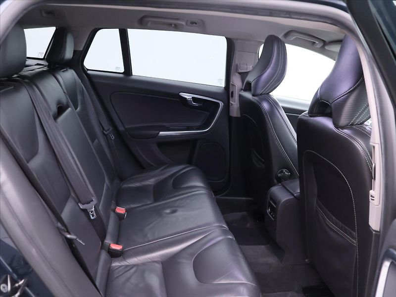 Volvo V60 2,4 D4 V5 120kW AWD R-design - fotka 12 z 27