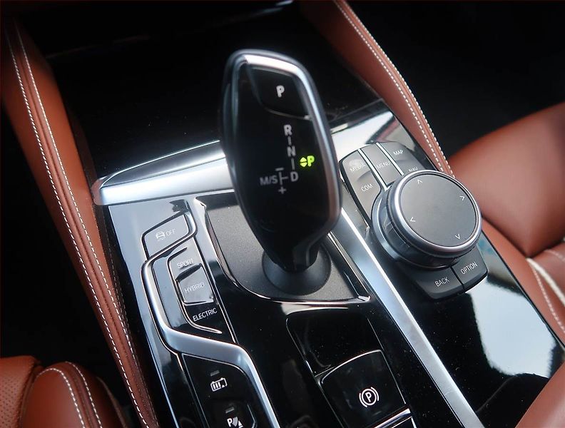 BMW Řada 5 (2021) Luxury Line 530e xDrive - fotka 13 z 19