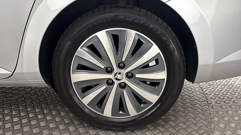 Škoda Superb 2.0 TDI DSG Style Combi - fotka 19 z 28