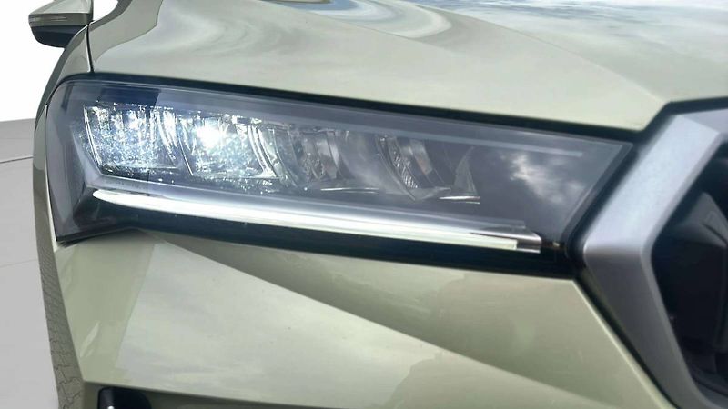 Škoda Superb Combi Selection 2,0TDI 110kW D - fotka 29 z 31