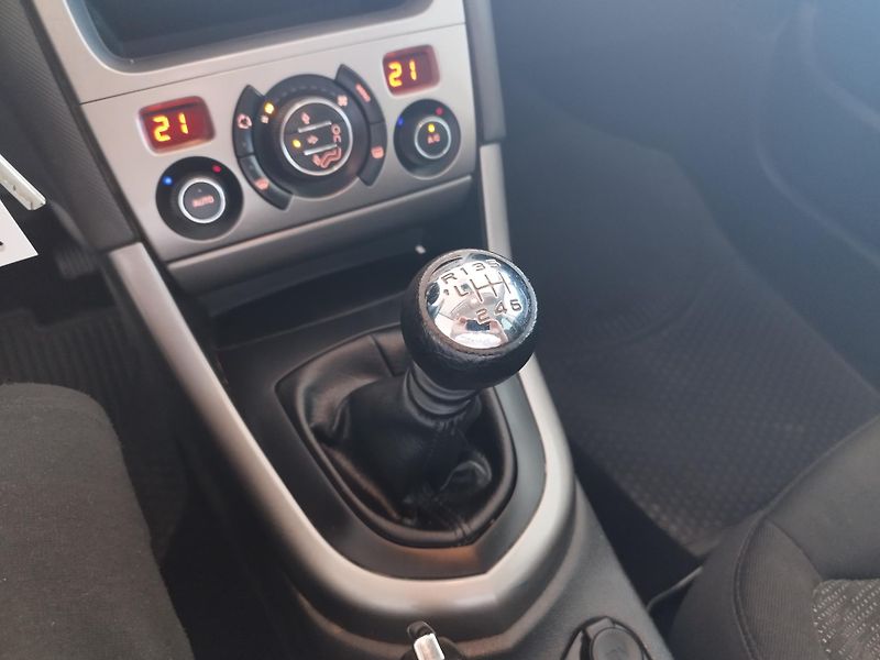 Peugeot 308 (2010) 1,6HDI,80KW,7MÍST,PANOR,SER.KN - fotka 25 z 31