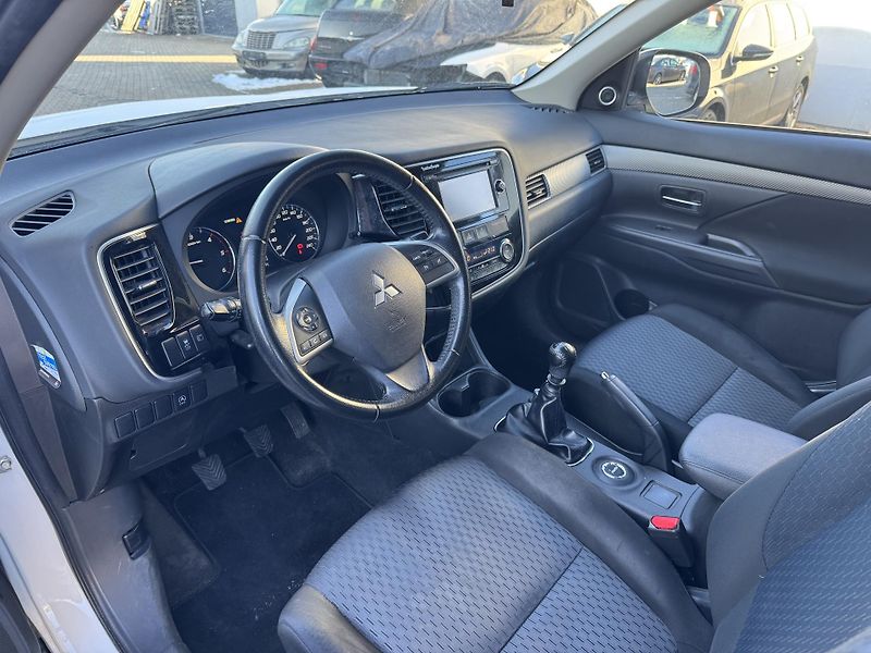 Mitsubishi Outlander 2,2Di-D, ČR, 1.MAJ.,DPH - fotka 7 z 17