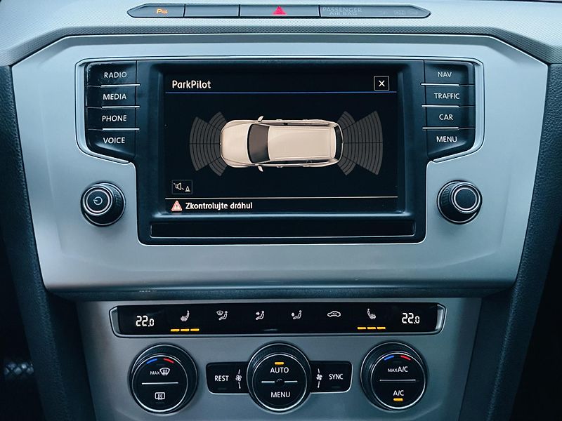 Volkswagen Passat 2.0TDI AUTOMAT VÝHŘEV SENZORY - fotka 40 z 48